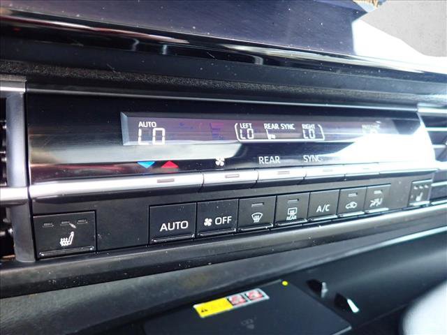 Used 2025 Toyota Sienna XLE Woodland Edition image 24