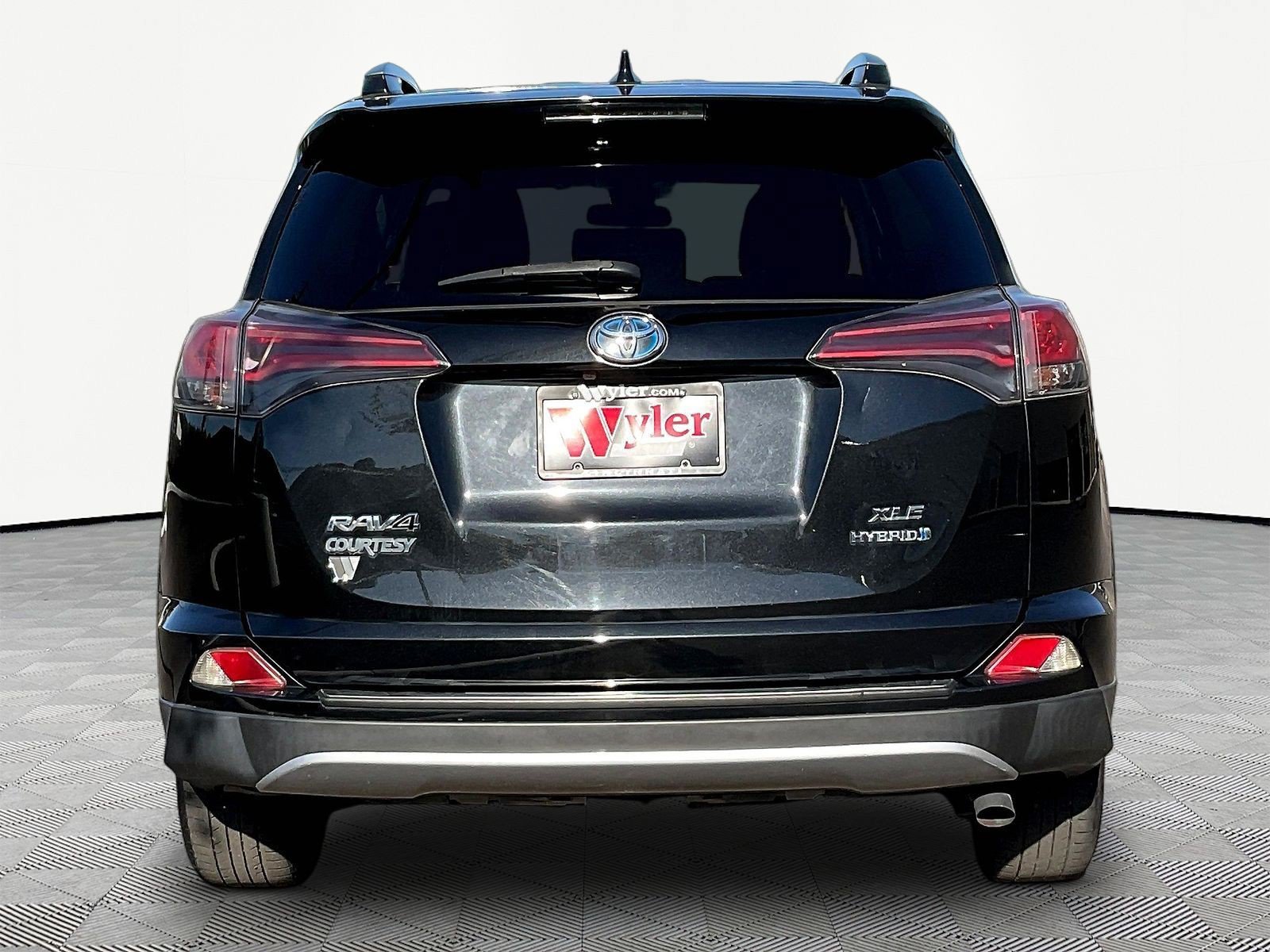 Used 2017 Toyota RAV4 XLE w/ All Weather Liner Package AWD/4WD image 5
