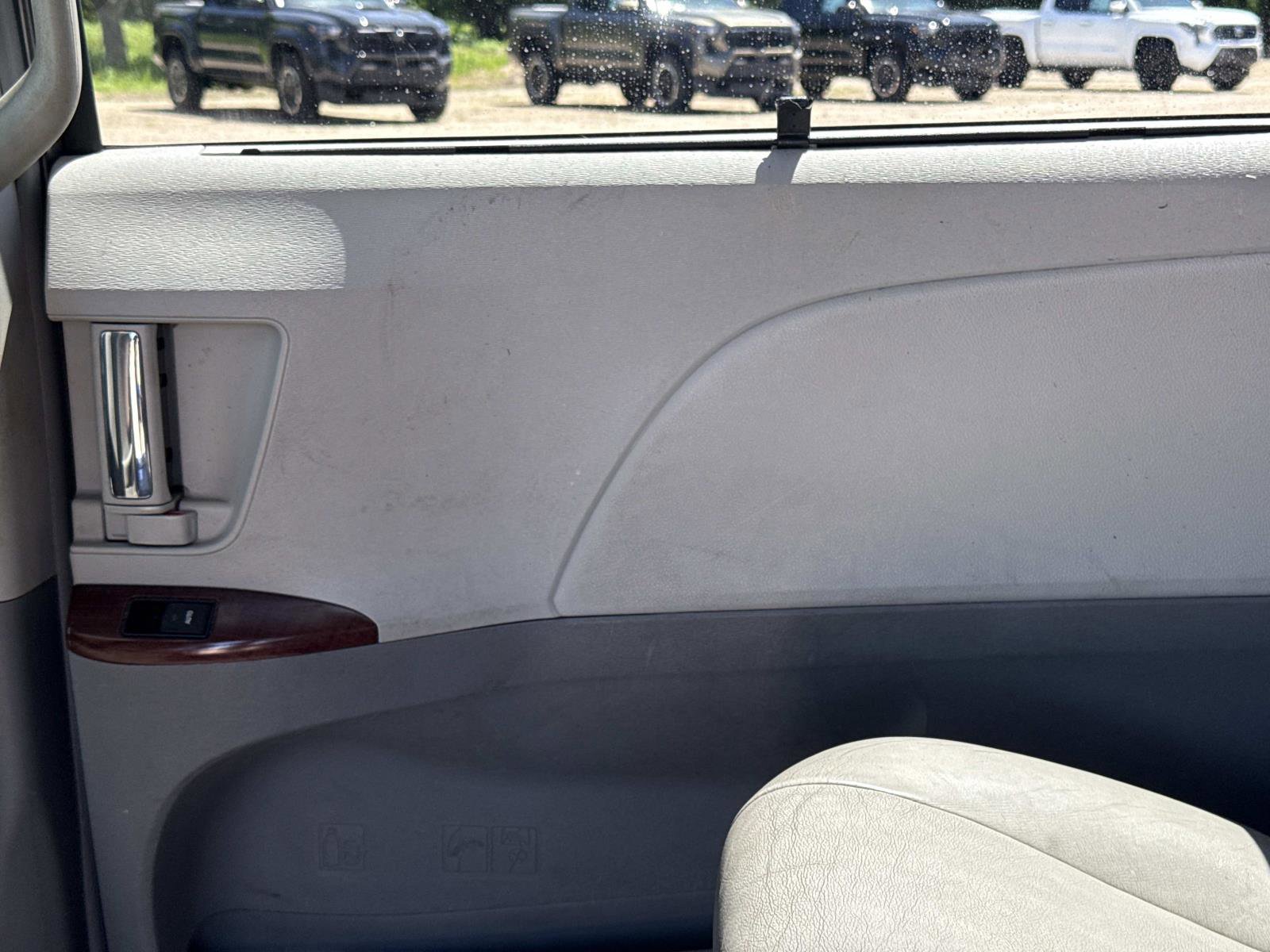 Used 2013 Toyota Sienna XLE image 11