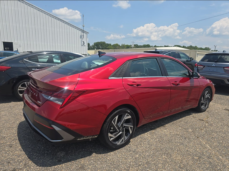 Used 2025 Hyundai Elantra Limited FWD image 3