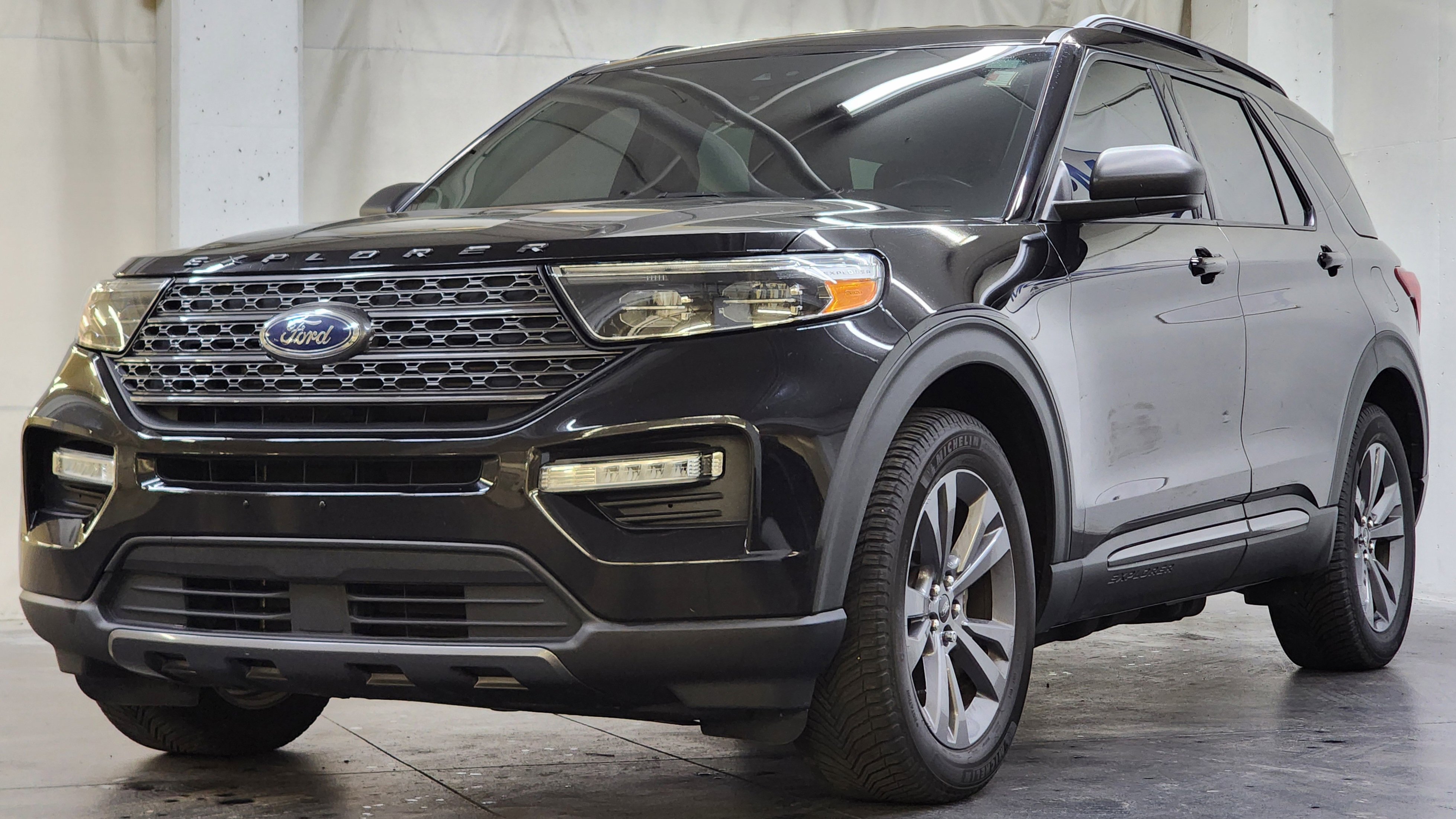 Used 2021 Ford Explorer XLT w/ XLT Sport Appearance Package AWD/4WD image 11