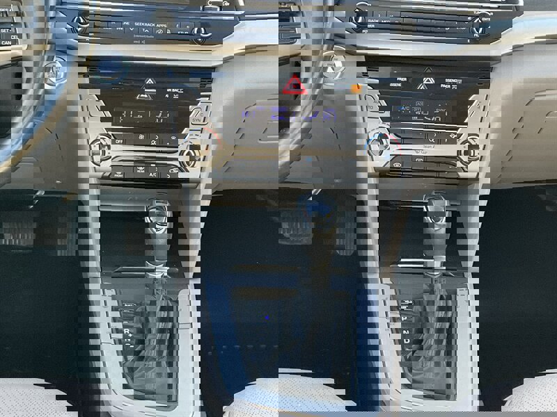 Used 2017 Hyundai Elantra Limited image 17