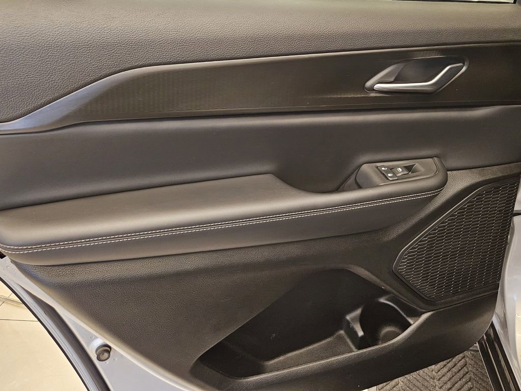 Used 2023 Jeep Grand Cherokee L Laredo image 27