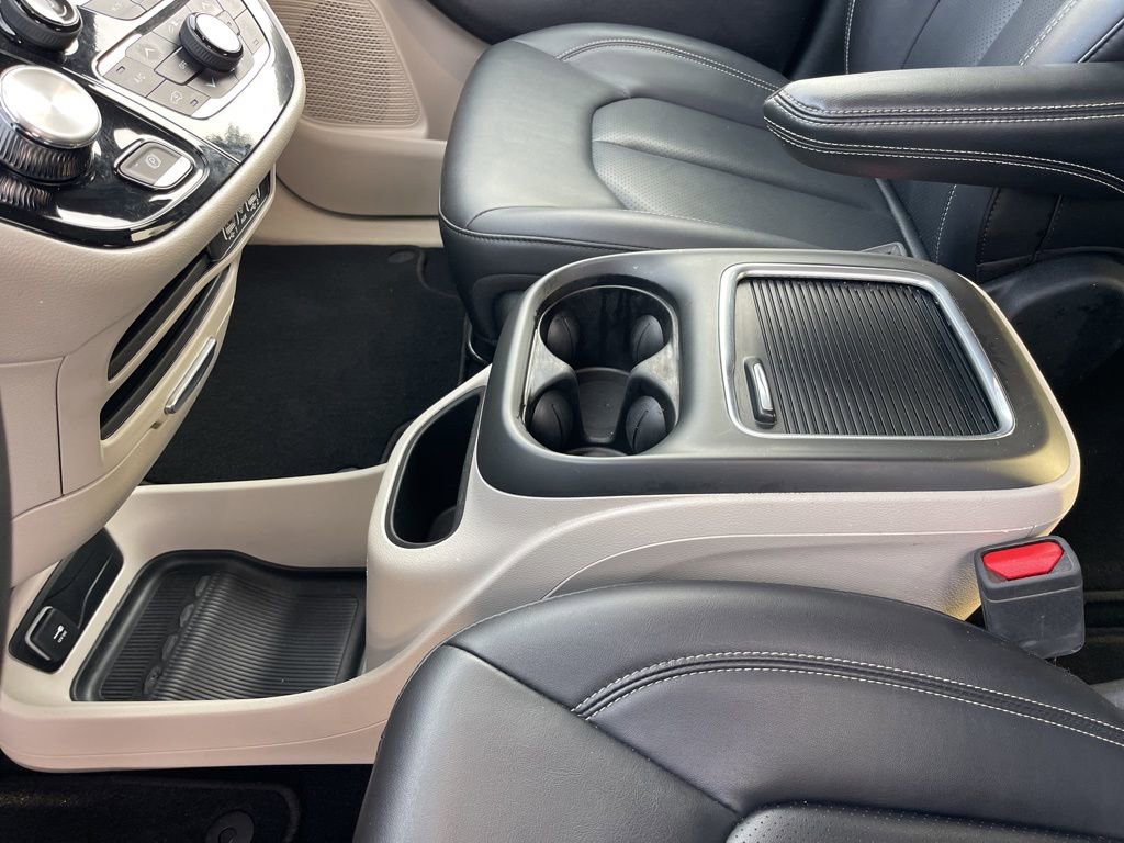 Used 2024 Chrysler Pacifica Touring-L image 19