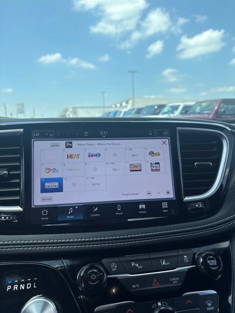 Used 2025 Chrysler Pacifica Select AWD/4WD image 37