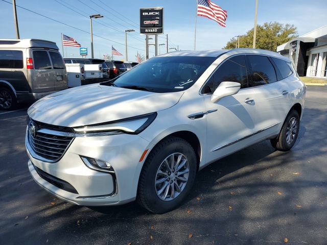 Used 2022 Buick Enclave Essence image 2