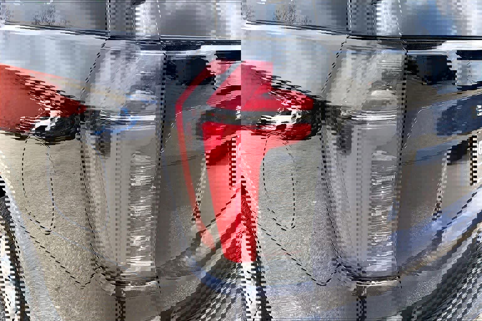 Used 2025 Chevrolet Suburban LT image 28