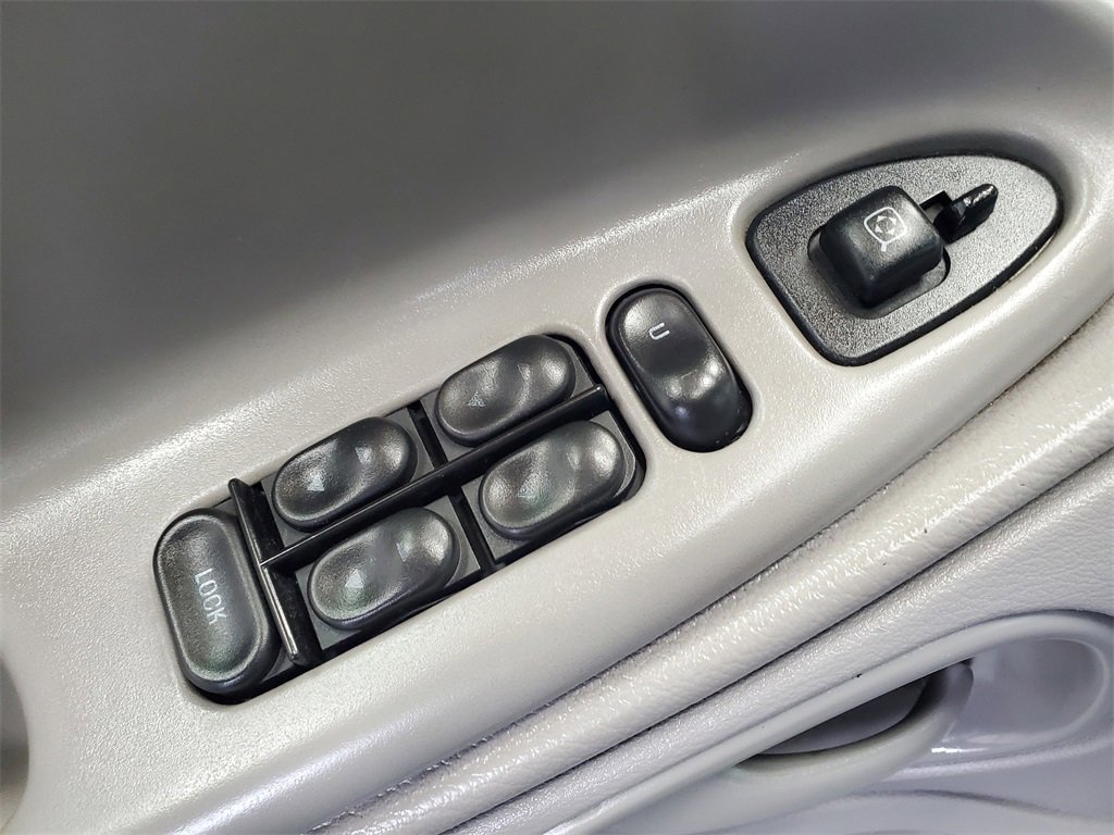 Used 2000 Ford Mustang Convertible image 8