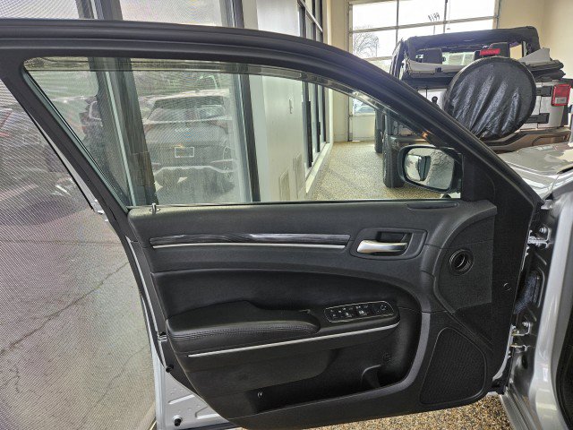 Used 2019 Chrysler 300 Touring w/ Chrome Appearance Package image 16