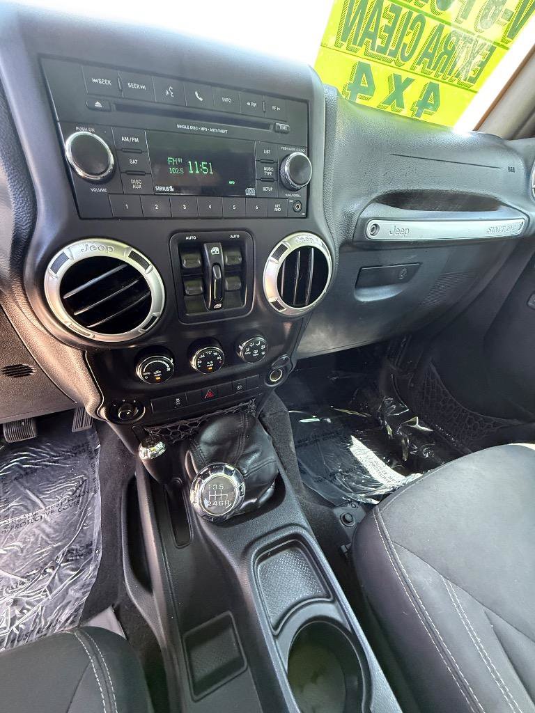 Used 2017 Jeep Wrangler Unlimited Sahara w/ Connectivity Group AWD/4WD image 13