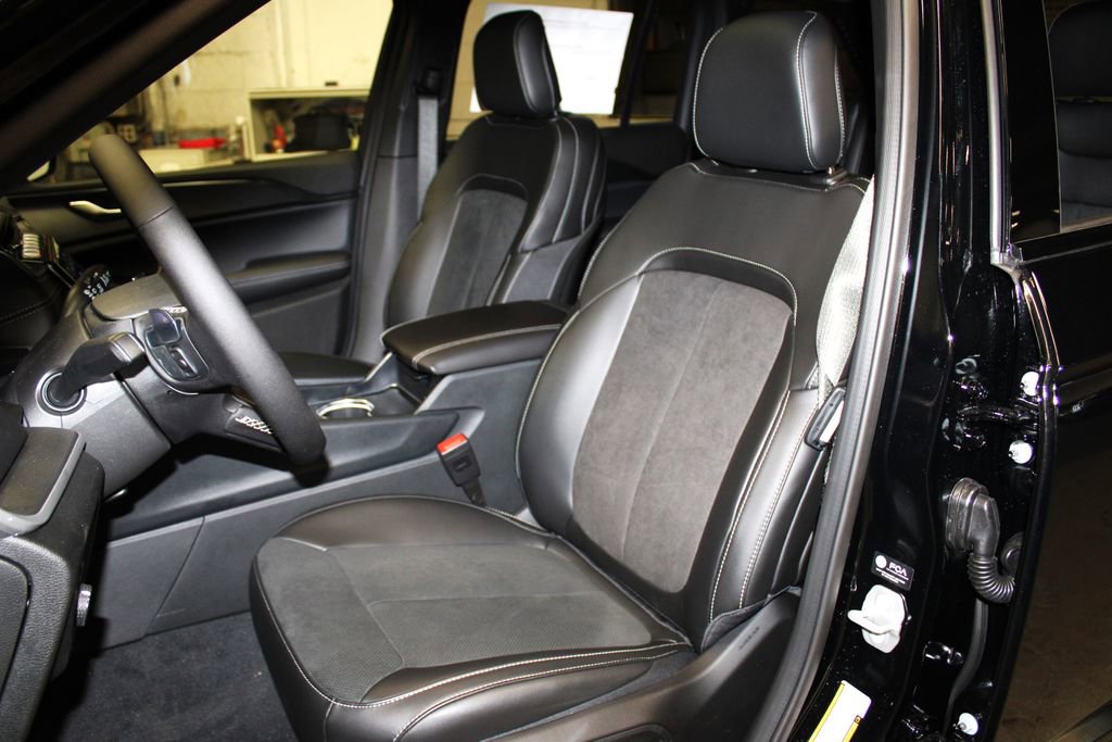 New 2025 Jeep Grand Cherokee Altitude image 26