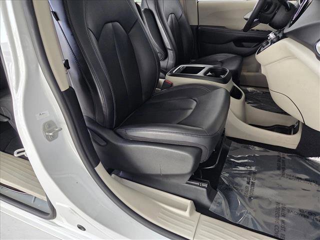 Used 2024 Chrysler Pacifica Touring-L image 19