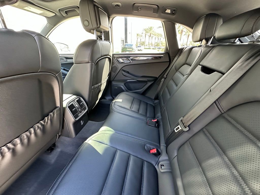 Certified 2026 Porsche Macan AWD/4WD image 33