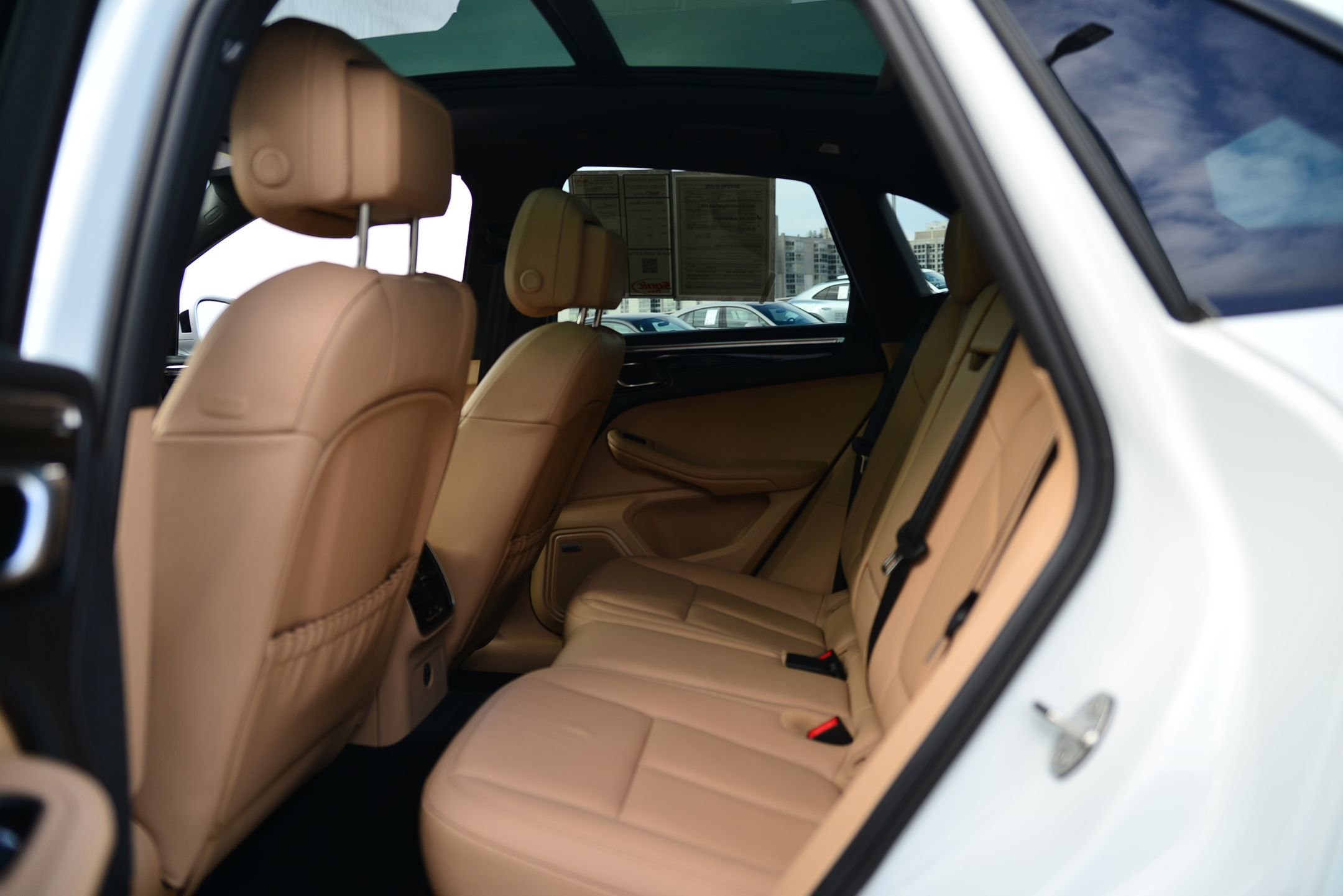 Certified 2025 Porsche Macan image 14