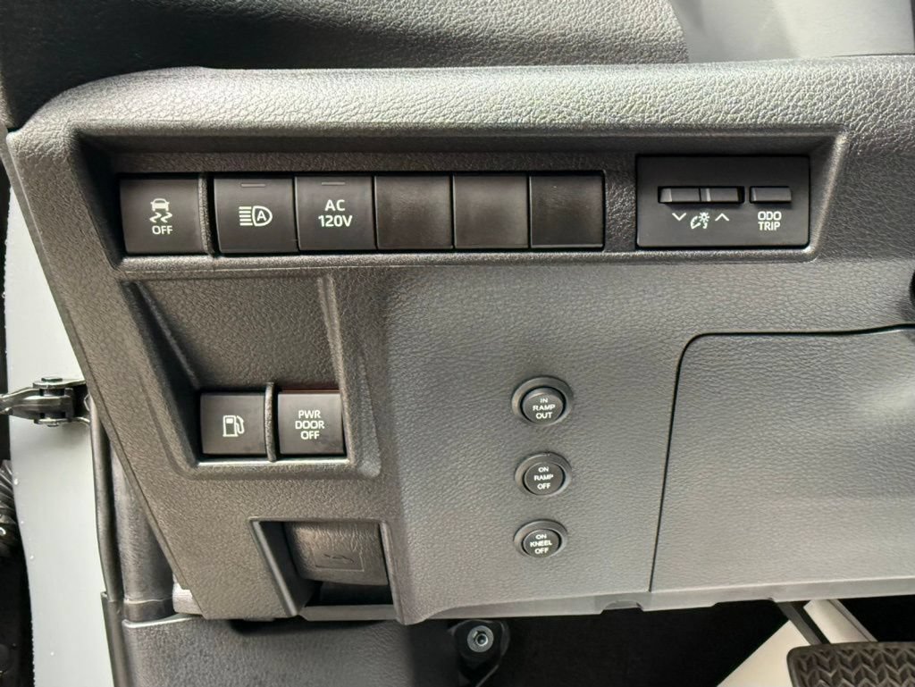 Used 2025 Toyota Sienna XSE w/ XSE Plus Package AWD/4WD image 36