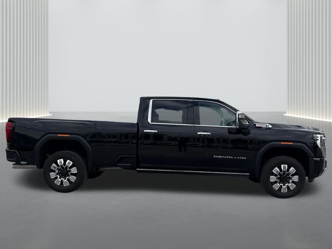 Used 2025 GMC Sierra 3500 Denali image 4