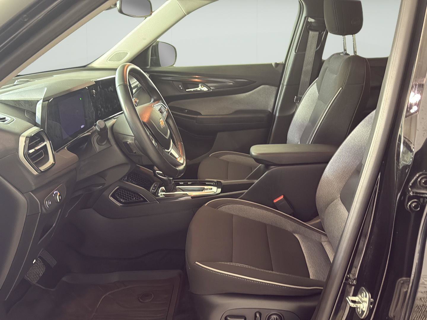 Used 2024 Chevrolet TrailBlazer LT w/ Convenience Package FWD image 4