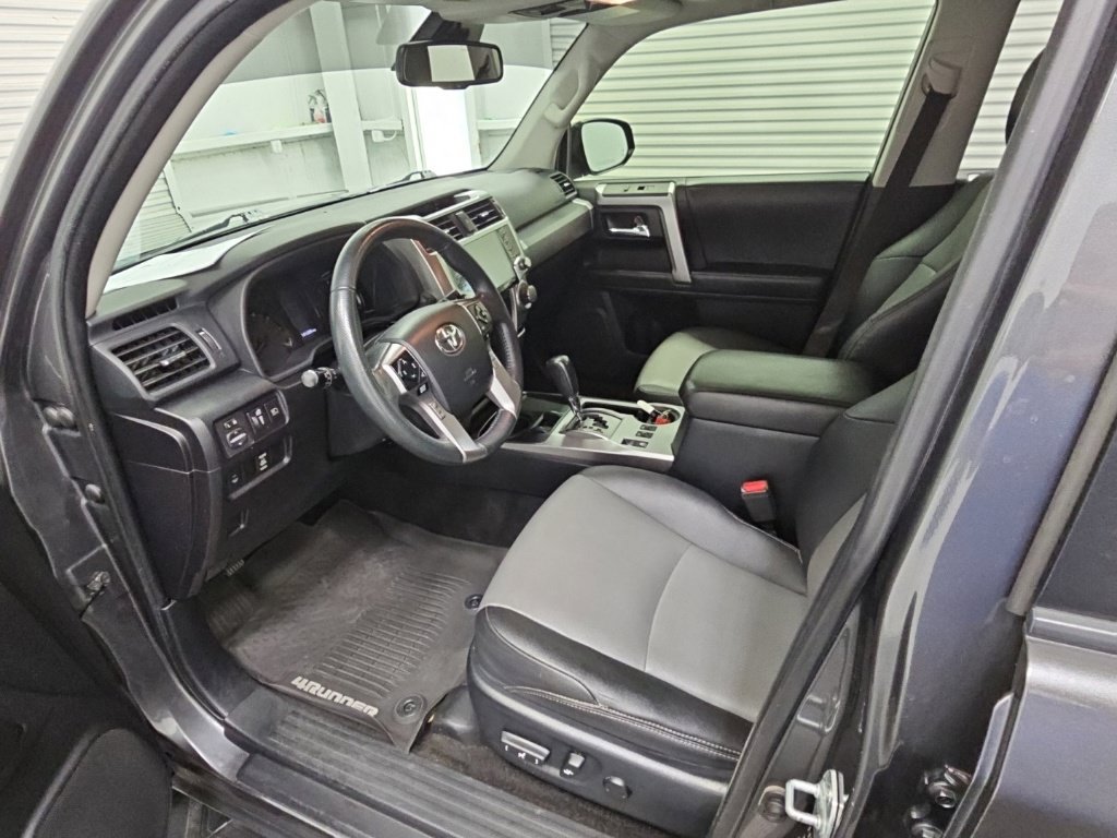 Used 2020 Toyota 4Runner SR5 Premium w/ Moonroof Package RWD image 10