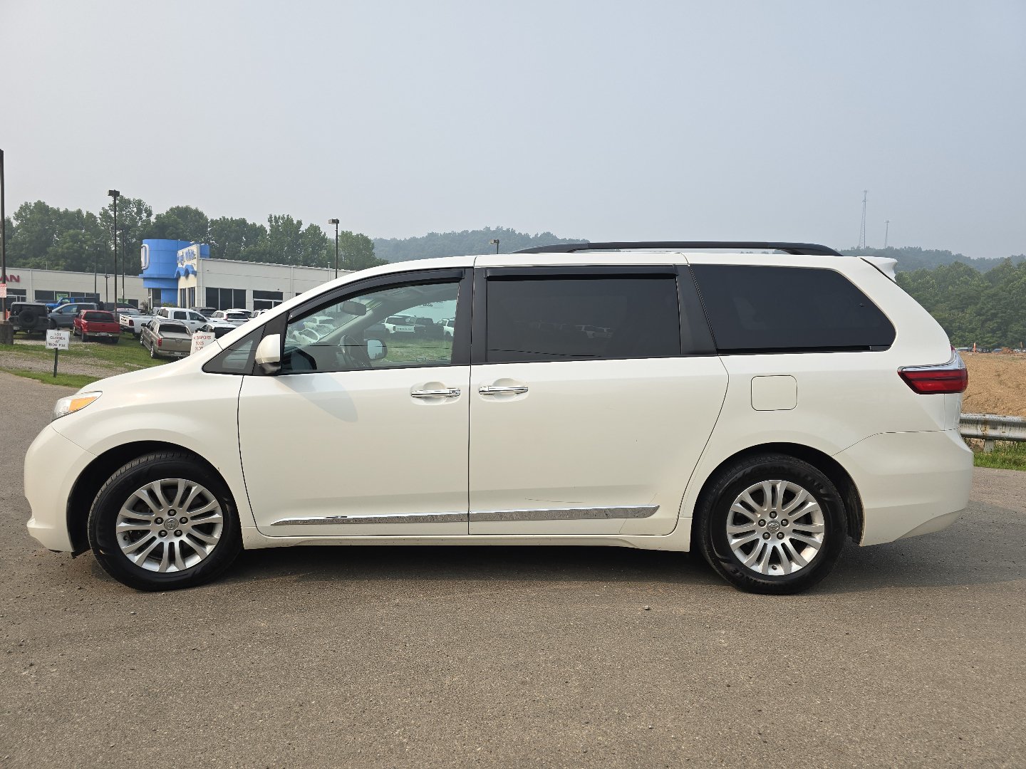 Used 2017 Toyota Sienna XLE FWD image 42
