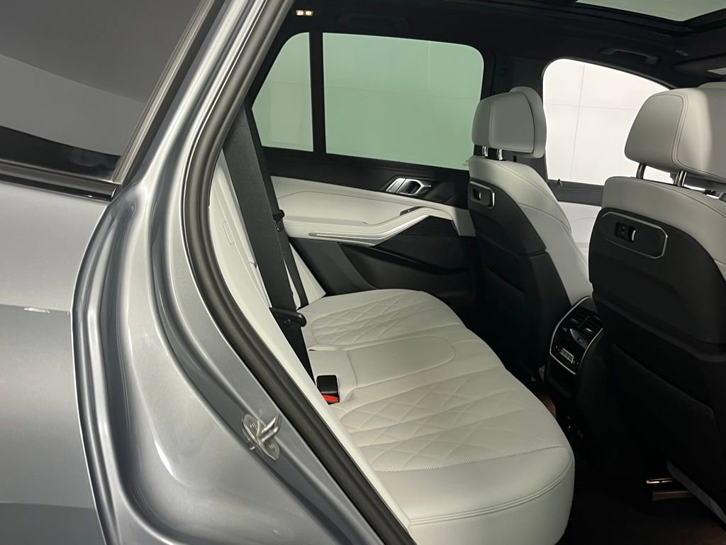 Used 2025 BMW X5 xDrive50e w/ M Sport Package image 29