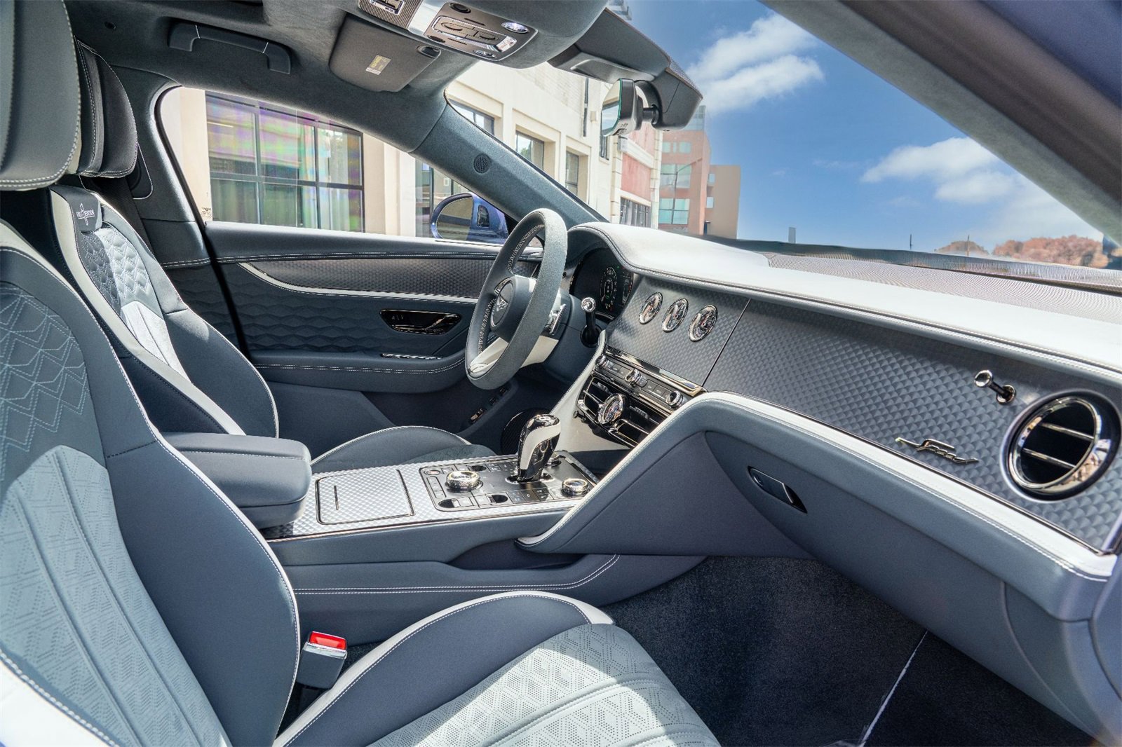 Used 2025 Bentley Flying Spur Plug-In Hybrid image 8