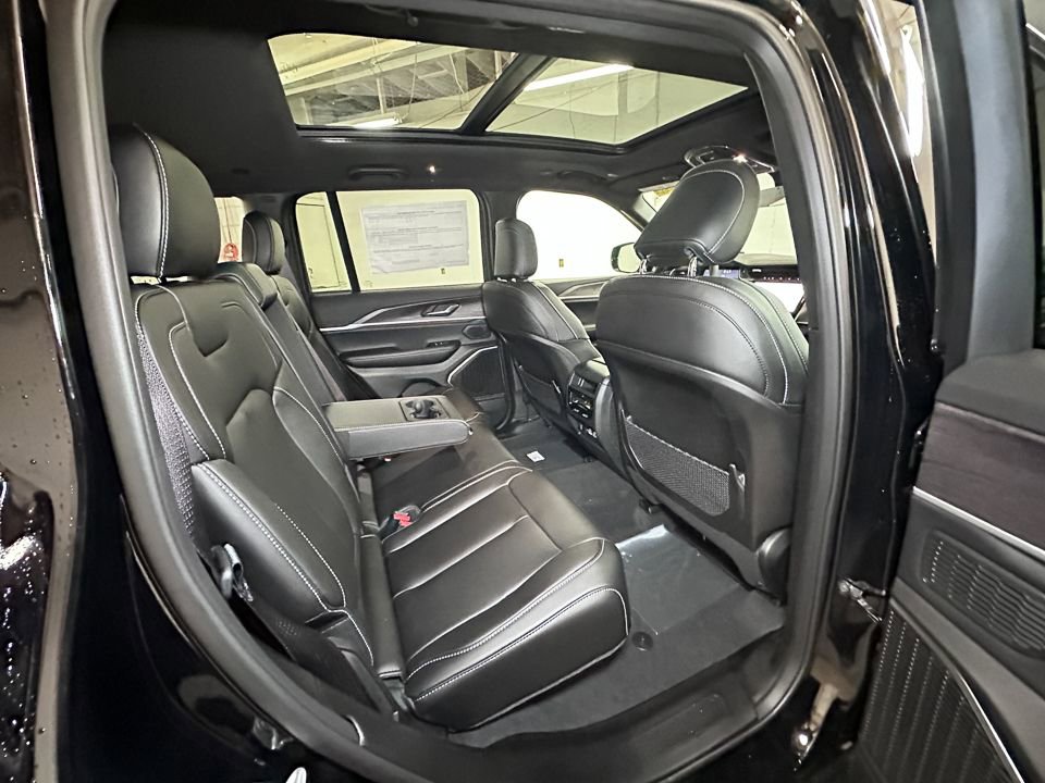 New 2025 Jeep Grand Cherokee Limited w/ Black Appearance Package image 4