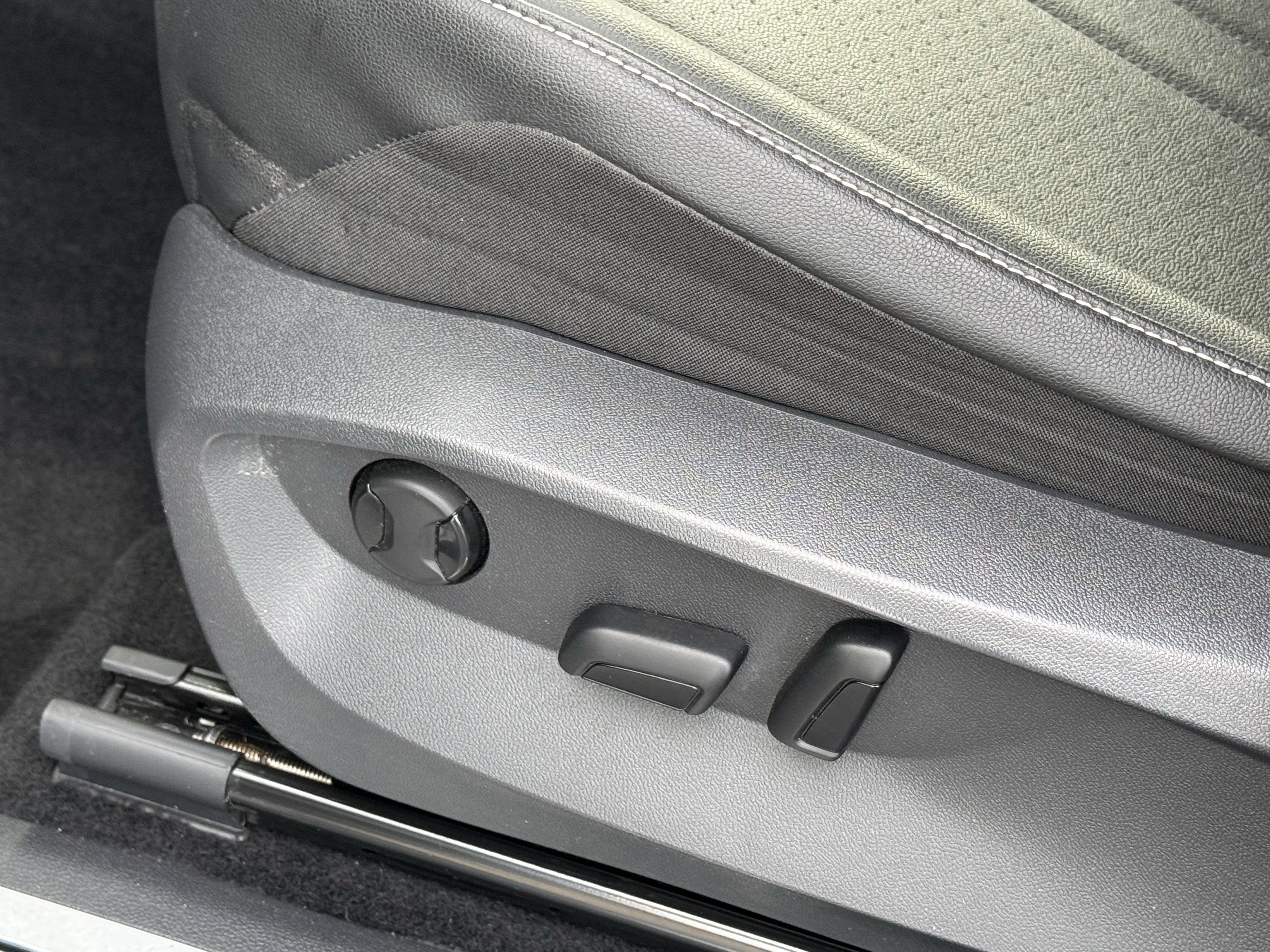 Certified 2023 Volkswagen Tiguan SE R-Line image 18