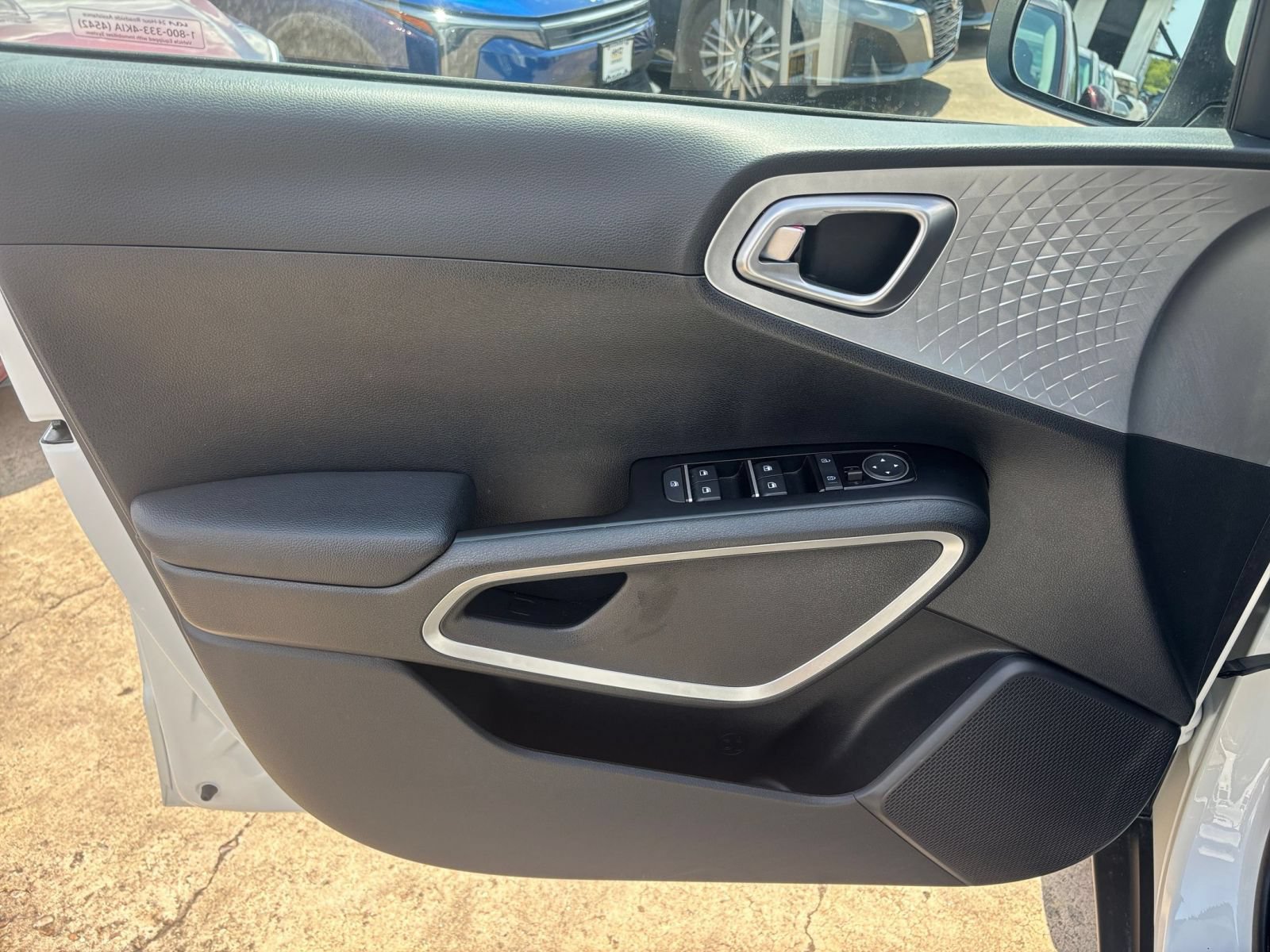 Used 2025 Kia Soul LX w/ LX Technology Package FWD image 18