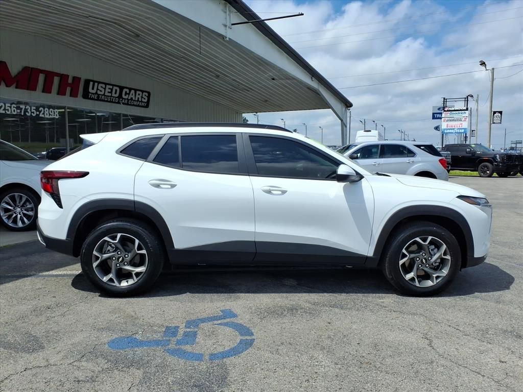 Used 2024 Chevrolet Trax LT w/ Driver Confidence Package FWD image 8