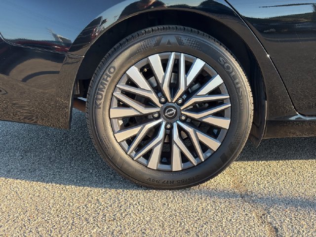 Used 2024 Nissan Altima 2.5 SV FWD image 12