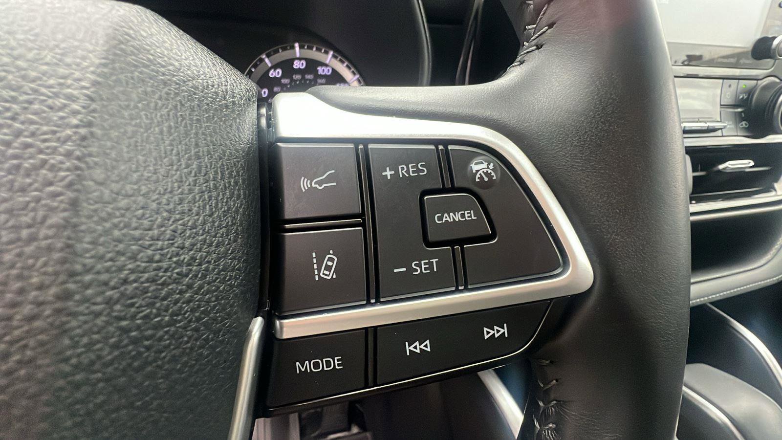 Used 2022 Toyota Highlander LE AWD/4WD image 20