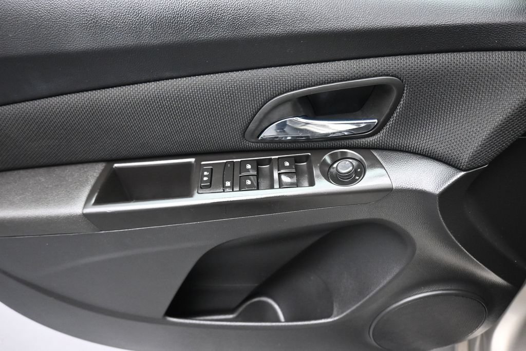 Used 2016 Chevrolet Cruze LT w/ Enhanced Safety Package FWD image 10