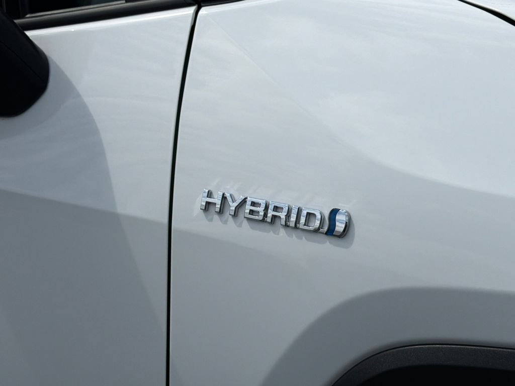 Used 2021 Toyota RAV4 LE AWD/4WD image 9