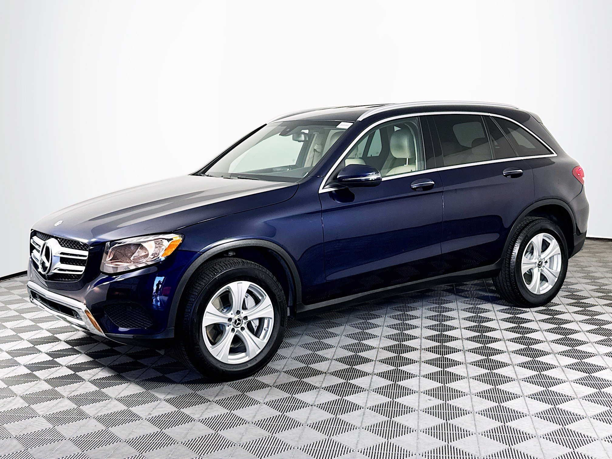 Used 2018 Mercedes-Benz GLC 300 w/ Premium Package image 4