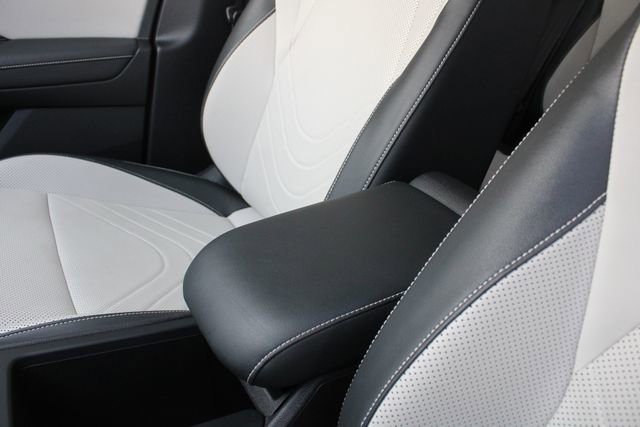 Used 2025 Volkswagen Tiguan SE FWD image 18