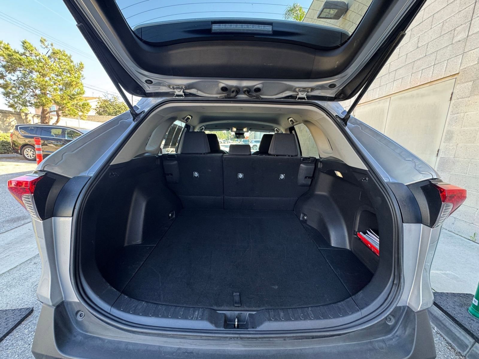 Used 2025 Toyota RAV4 LE AWD/4WD image 30