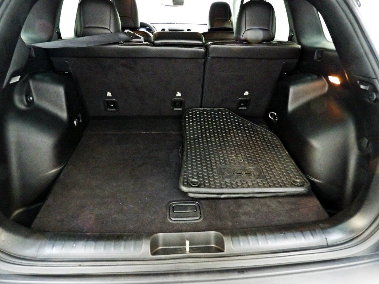 Used 2019 Jeep Cherokee Trailhawk AWD/4WD image 13