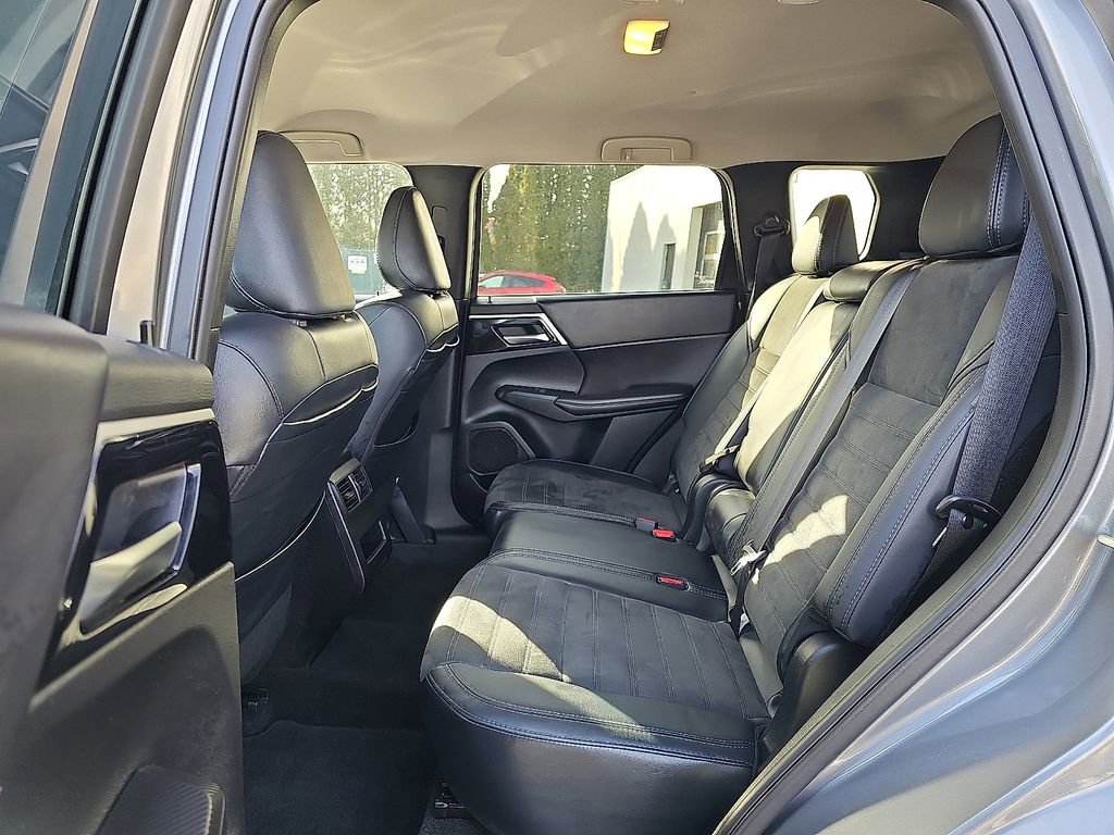 Used 2024 Mitsubishi Outlander SE image 11