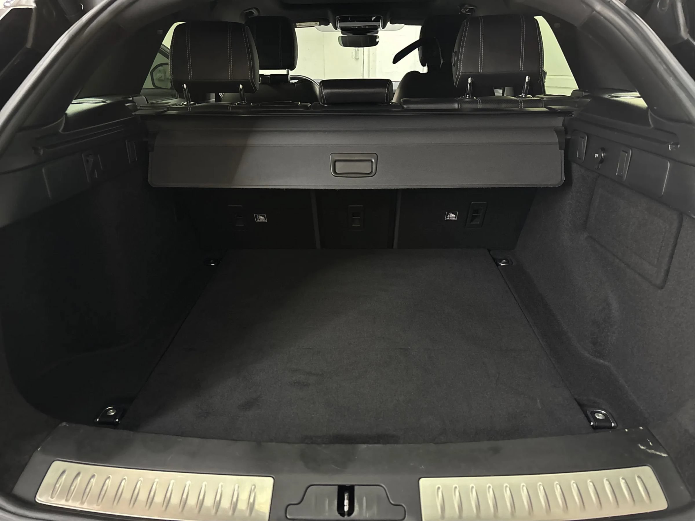 Used 2018 Land Rover Range Rover Velar R-Dynamic SE AWD/4WD image 16