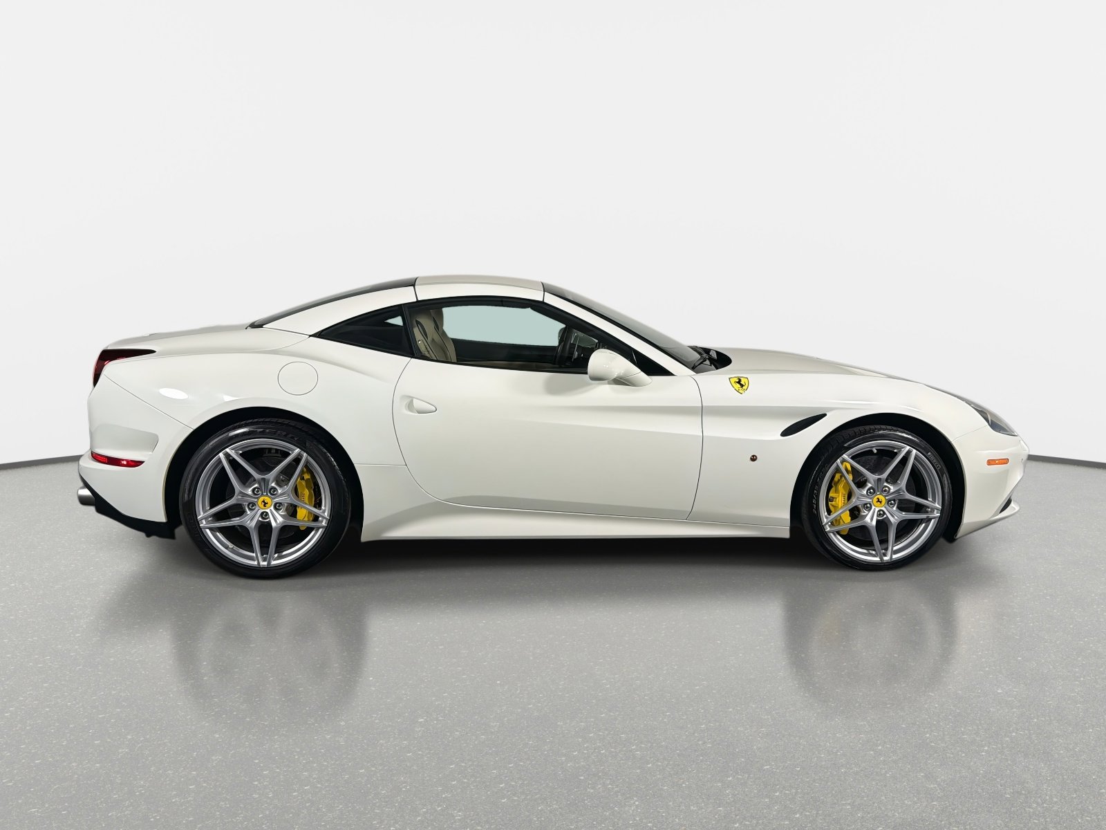 Used 2016 Ferrari California T image 2