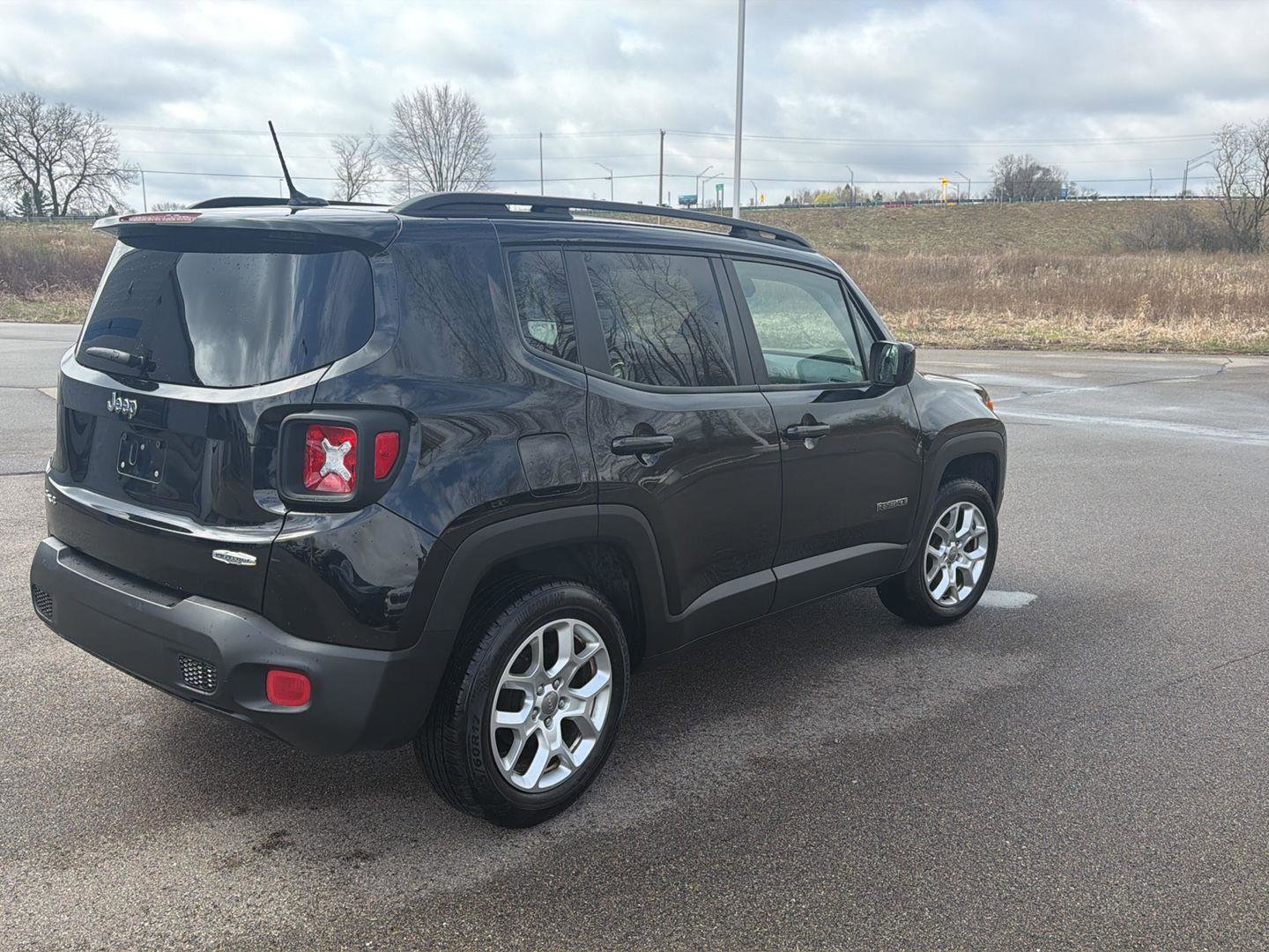 Used 2016 Jeep Renegade Latitude w/ Cold Weather Group image 5