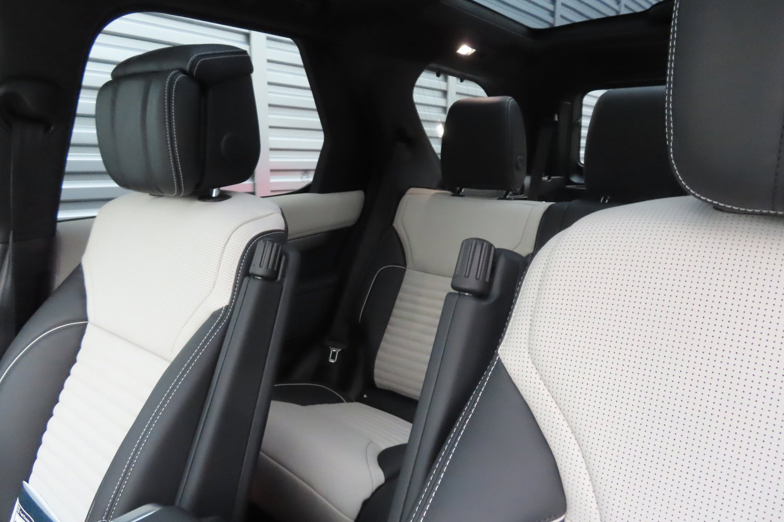 New 2024 Land Rover Discovery Dynamic SE image 18