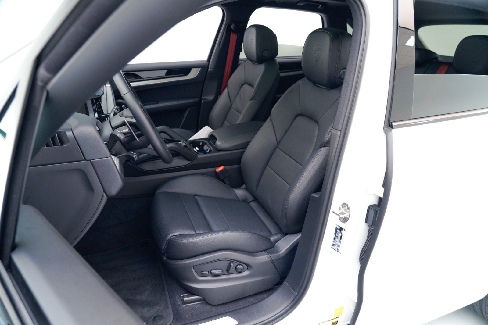 Used 2025 Porsche Cayenne S image 5