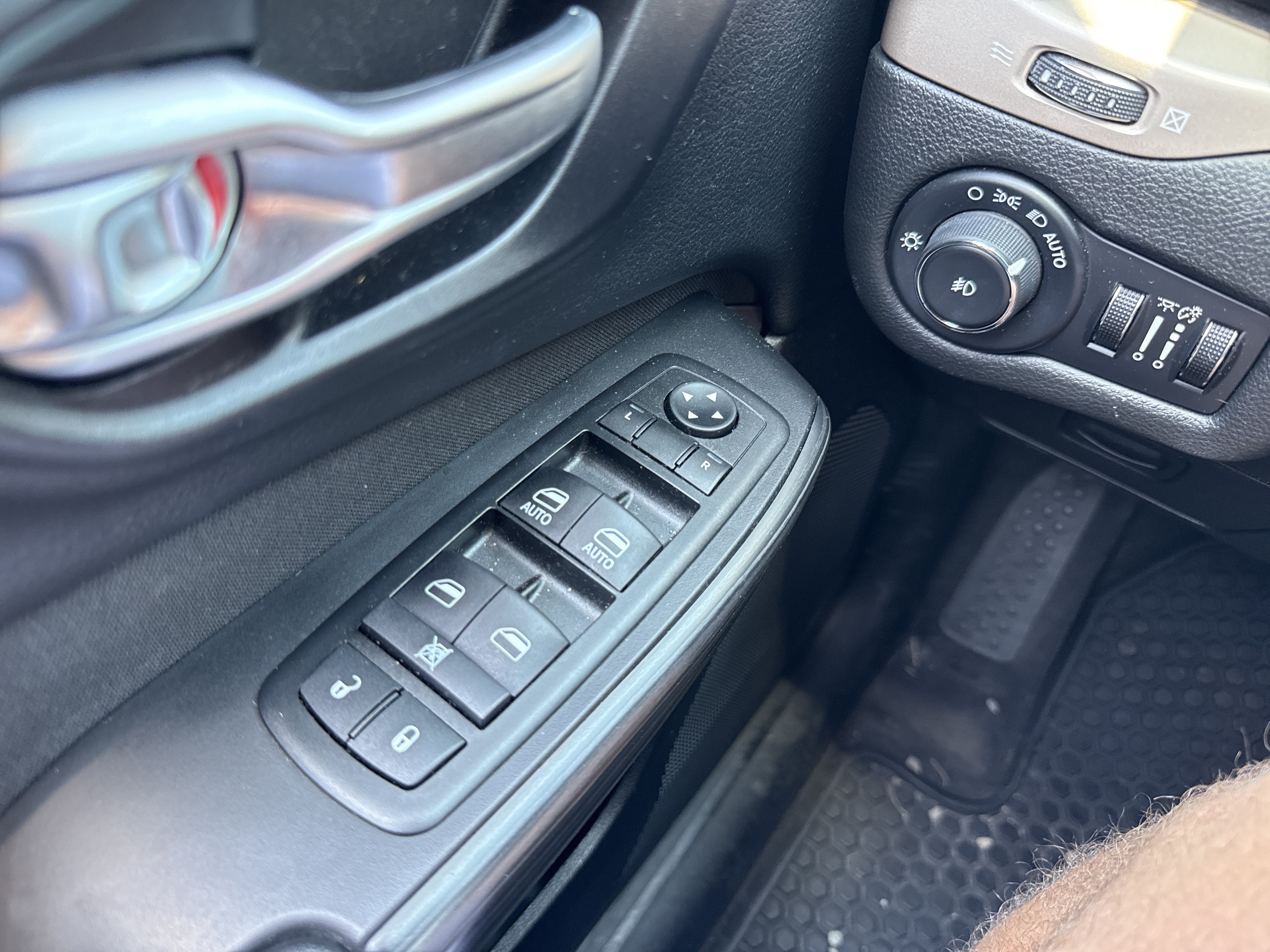Used 2015 Jeep Cherokee Latitude w/ Cold Weather Group AWD/4WD image 28