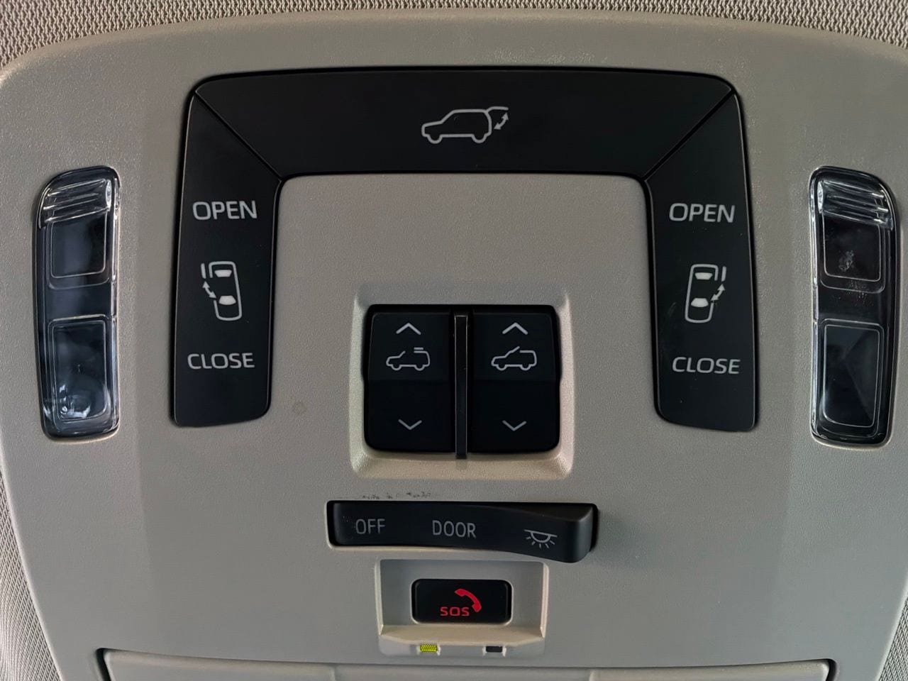 Used 2025 Toyota Sienna XLE FWD image 20