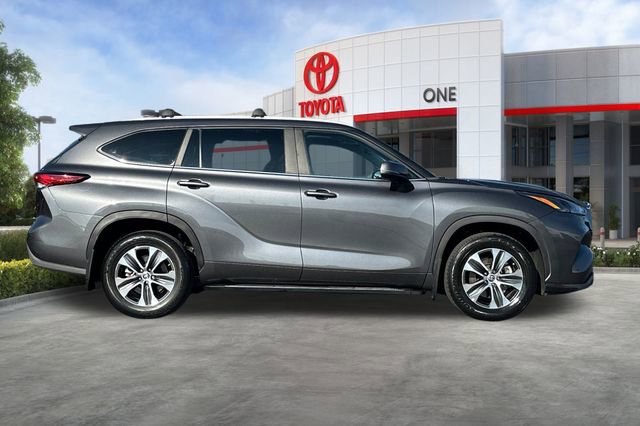 Certified 2023 Toyota Highlander XLE image 3