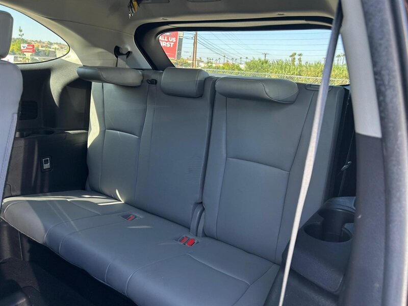 Used 2020 Toyota Highlander XLE AWD/4WD image 30