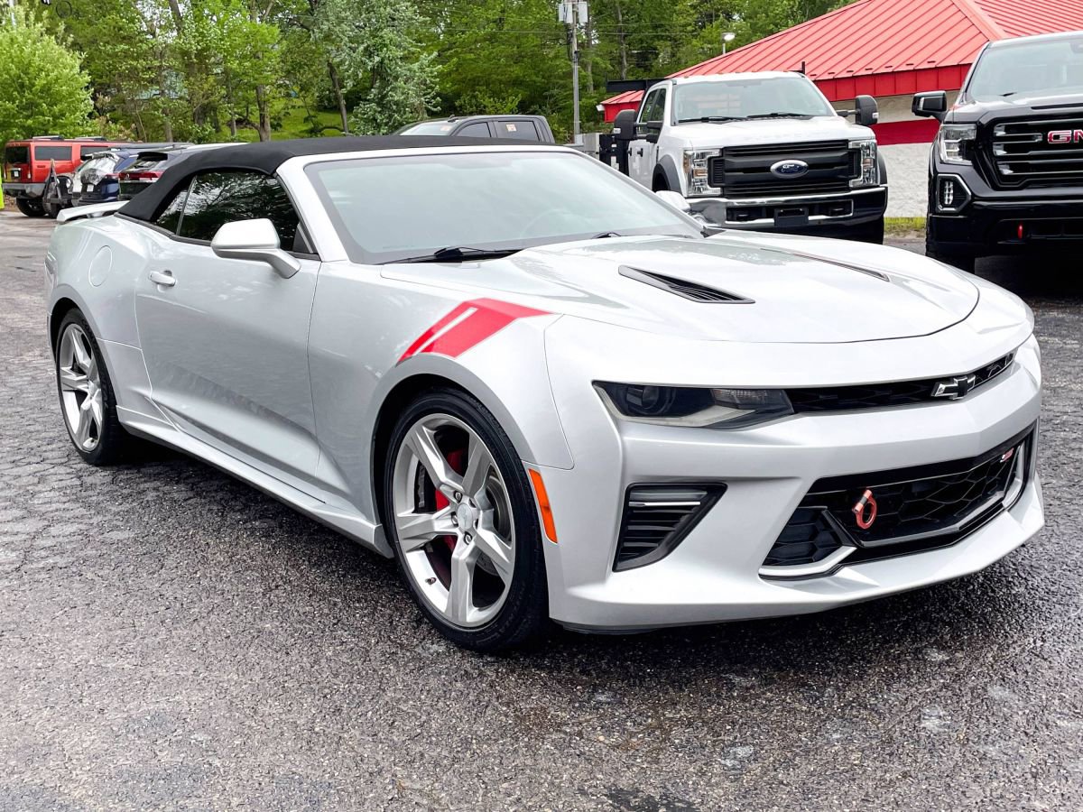 Used 2018 Chevrolet Camaro SS w/ LPO, Ground Effects Package RWD image 2