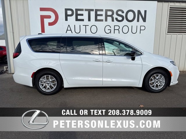 Used 2024 Chrysler Pacifica Touring-L image 2