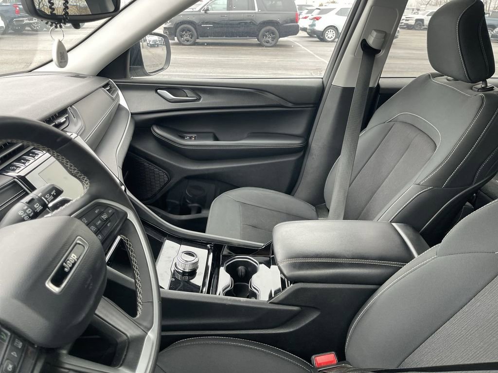 Used 2023 Jeep Grand Cherokee Laredo w/ Luxury Tech Group I image 3